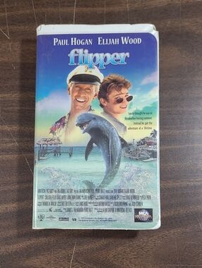 Flipper VHS Movie Paul Hogan Elijah Wood - in Clamshell